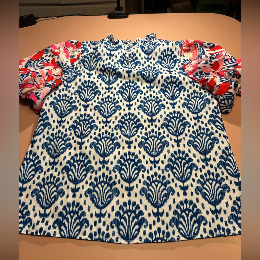 EUC Mod Boutique Blue & Pink Patterned Short Sleeve Top - Picture 3 of 7